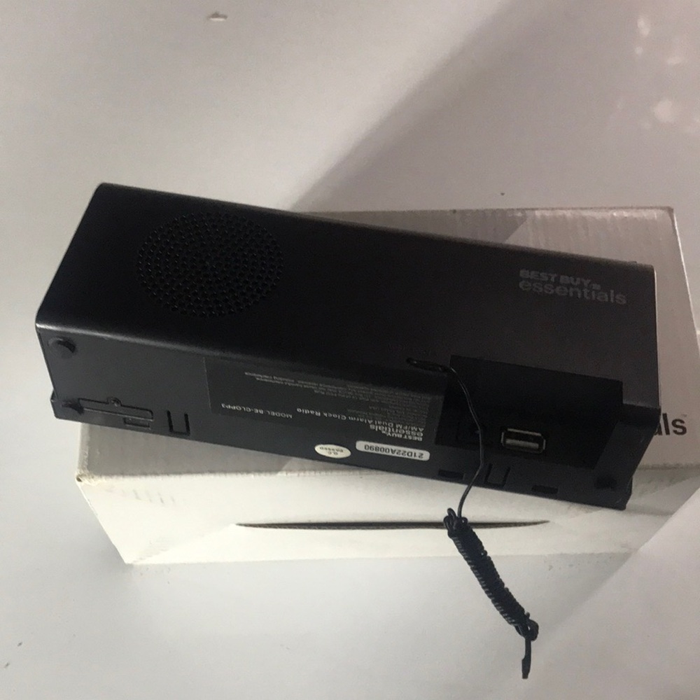 Best Buy Essentials Black Alarm Clock Radio - Picture 4 of 10